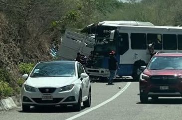 Choque frontal entre dos pesados vehículos en Bahías de Huatulco deja tres muertos en la carretera federal 200