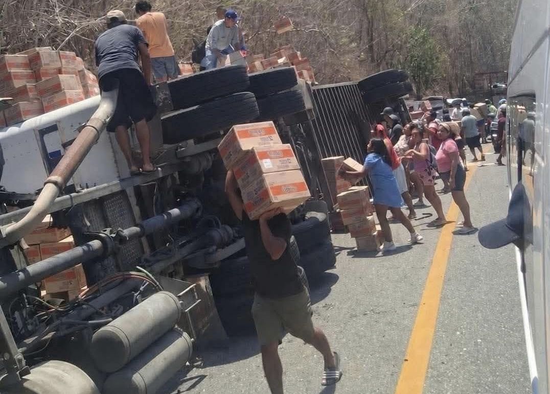 Volcadura de camión con pollos vivos en la carretera 200 desata otra rapiña; el domingo saquearon camión con abarrotes Volcadura de camión con pollos vivos en la carretera 200 desata otra rapiña; el domingo saquearon camión con abarrotes