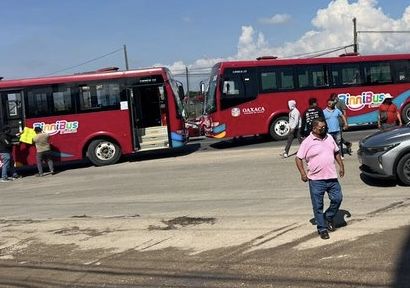 Transportistas foráneos bloquean crucero del aeropuerto de Oaxaca contra reordenamiento que limita su acceso Transportistas foráneos bloquean crucero del aeropuerto de Oaxaca contra reordenamiento que limita su acceso