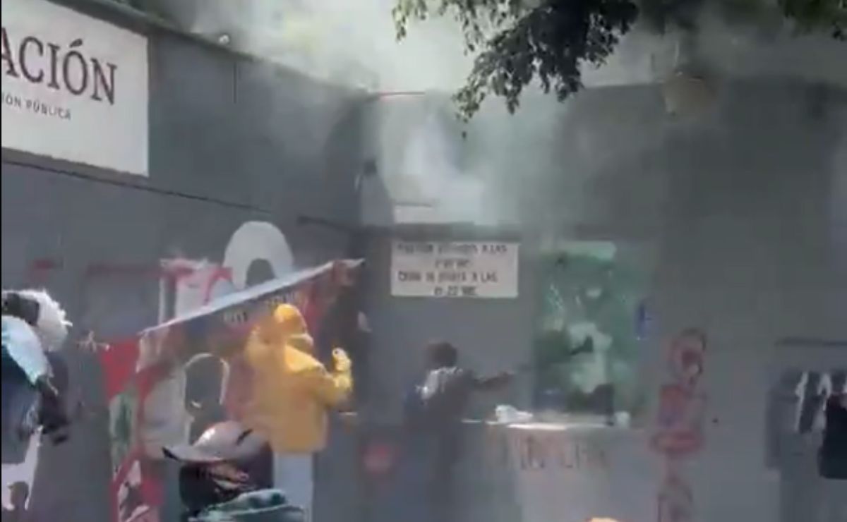 CNTE extiende protestas, bloquea SEP y vandaliza en CDMX; Sheinbaum descarta reunión mientras diálogo continúa con secretarios CNTE extiende protestas, bloquea SEP y vandaliza en CDMX; Sheinbaum descarta reunión mientras diálogo continúa con secretarios
