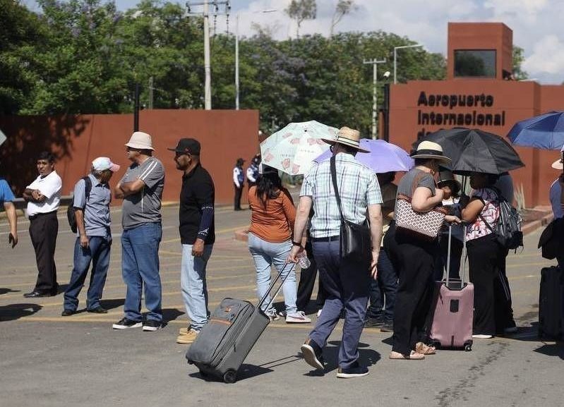 Maestros de la CNTE endurecen acciones; mantienen el paro indefinido y sitian el aeropuerto internacional de Oaxaca Maestros de la CNTE endurecen acciones; mantienen el paro indefinido y sitian el aeropuerto internacional de Oaxaca