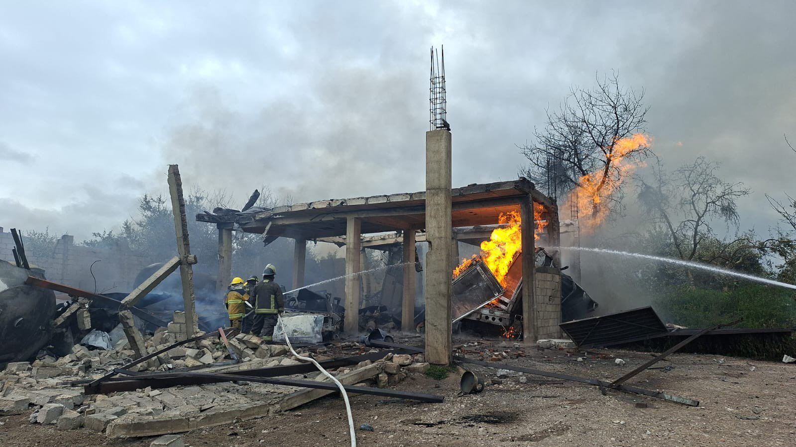 Explosión de pipa con combustible ilegal genera evacuación masiva en escuela de Tepeaca, Puebla