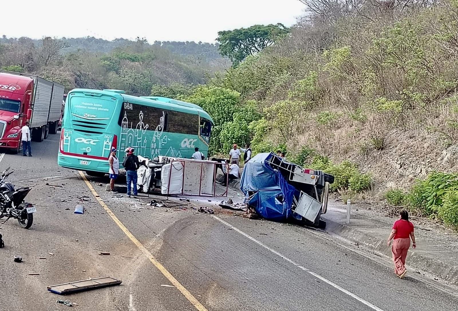 Exceso de velocidad deja un muerto en accidente vial sobre carretera Transístmica en Matías Romero Exceso de velocidad deja un muerto en accidente vial sobre carretera Transístmica en Matías Romero