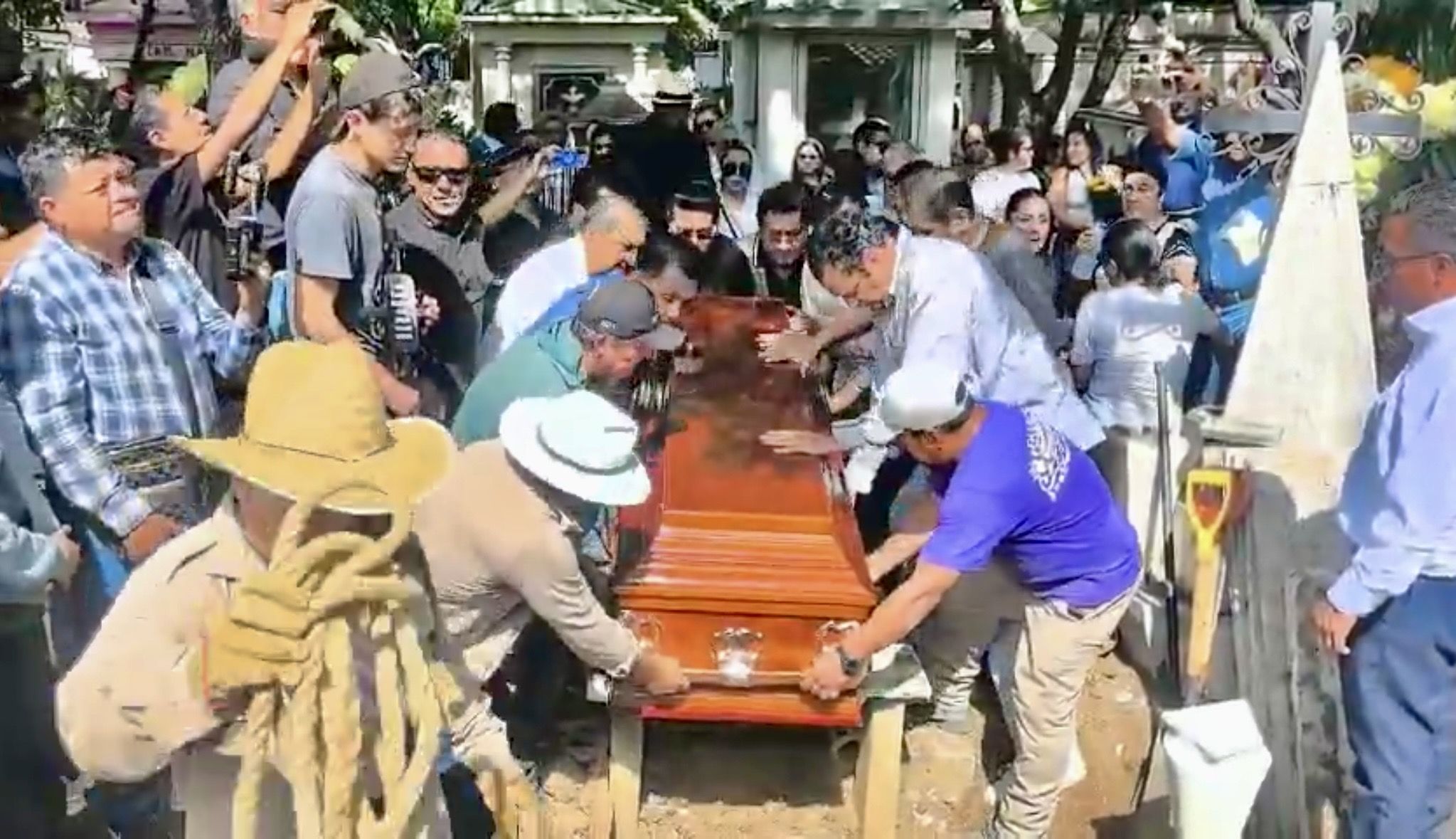 Con lágrimas y reclamos de justicia, sepultan en el Panteón General de Oaxaca al periodista Alejandro Leyva, asesinado ayer