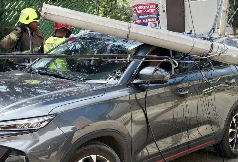 Cae poste de luz sobre camioneta en Ejido Guadalupe Victoria, en #Oaxaca capital; hay un lesionado Cae poste de luz sobre camioneta en Ejido Guadalupe Victoria, en #Oaxaca capital; hay un lesionado