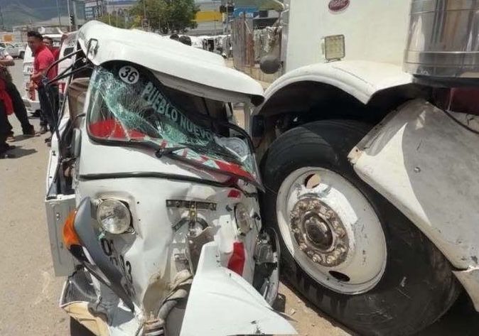 Mototaxista resulta gravemente herido tras choque con tráiler fugado en crucero Viguera, en Oaxaca Capital