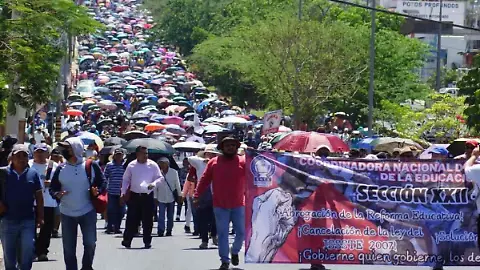 Año tras año, paros magisteriales profundizan rezago educativo y castigan a niños pobres de Oaxaca Año tras año, paros magisteriales profundizan rezago educativo y castigan a niños pobres de Oaxaca