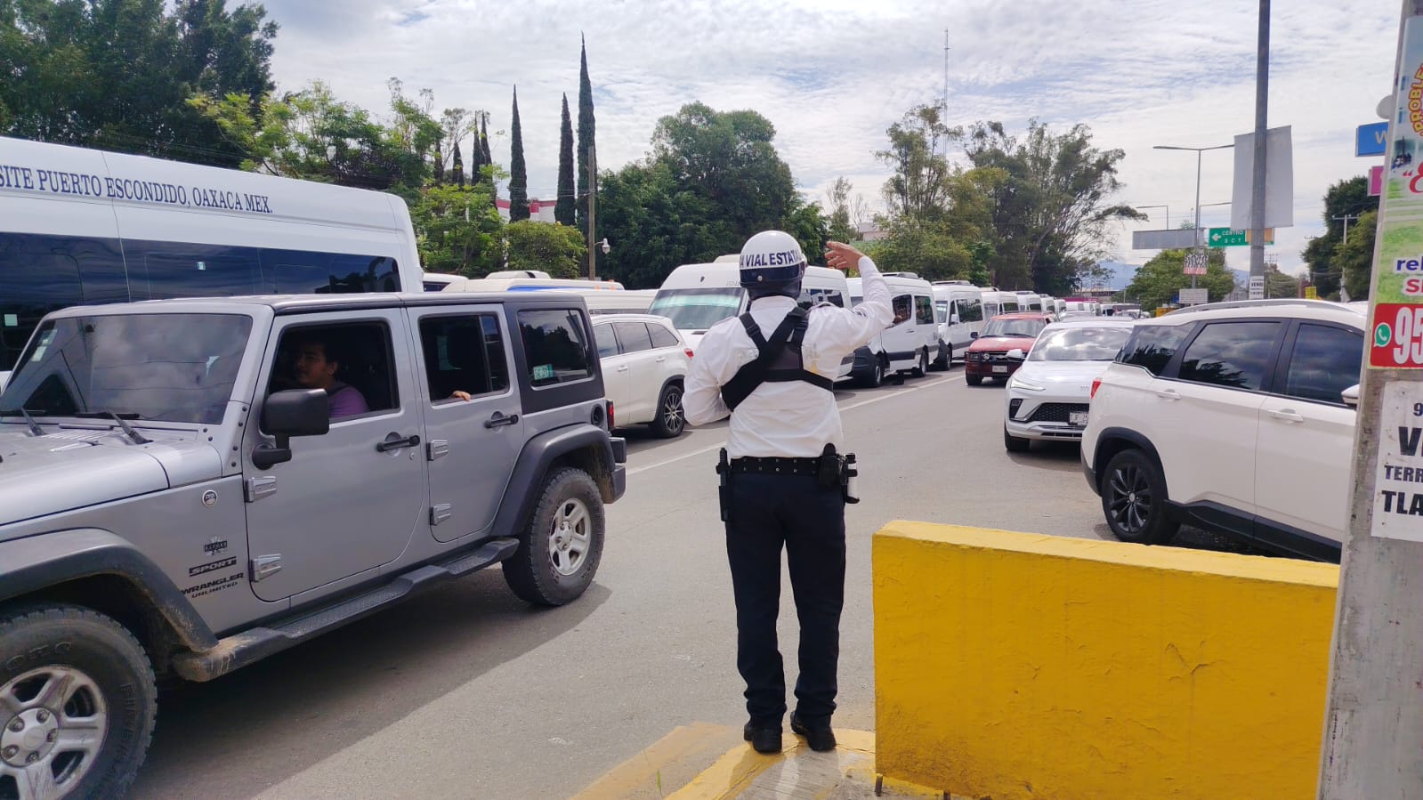Transportistas mantienen bloqueo en carretera 190 frente a SICT Oaxaca por segundo día consecutivo