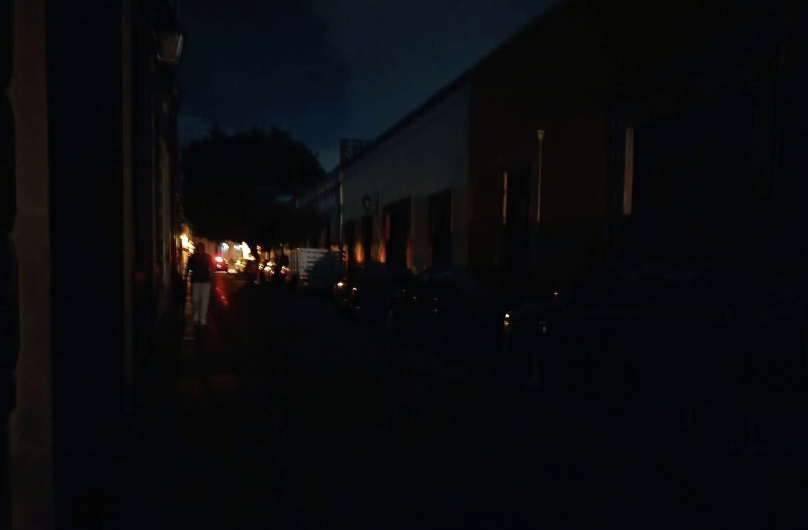 Apagones frecuentes y prolongados en el centro histórico de Oaxaca de Juárez golpean la economía y el turismo