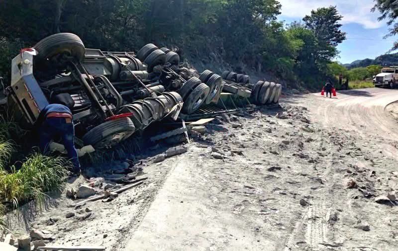 Tráiler cementero volcó en carretera 190 km 138 Nejapa Madero; conductor murió, cuantiosos daños Tráiler cementero volcó en carretera 190 km 138 Nejapa Madero; conductor murió, cuantiosos daños