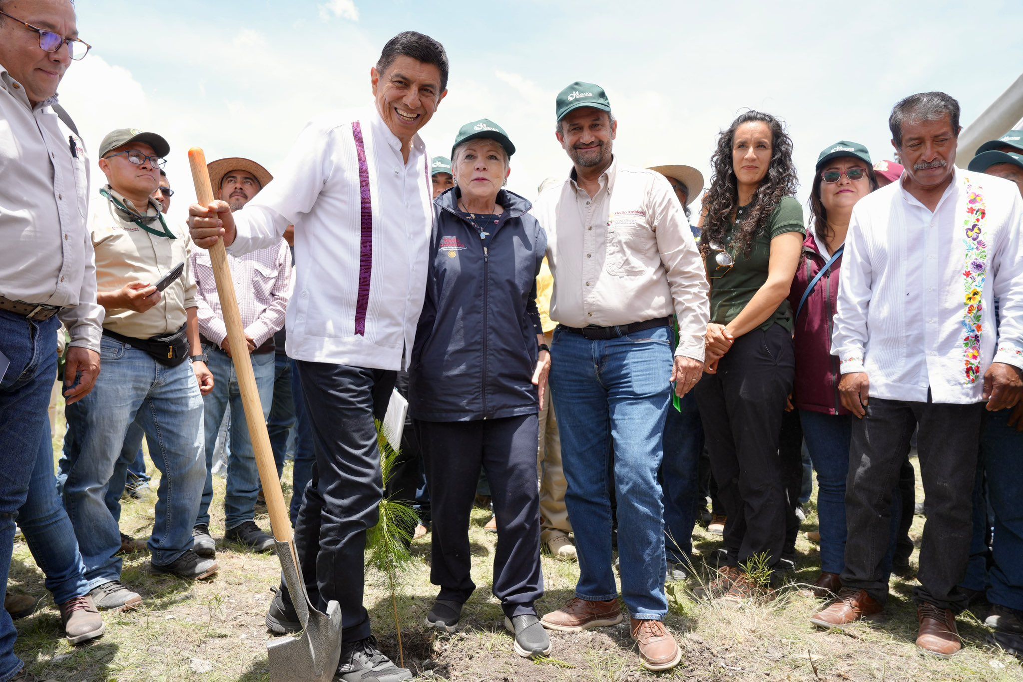 Gobiernos de Oaxaca y Federación reiteran compromiso con la reforestación y cuidado de bosques Gobiernos de Oaxaca y Federación reiteran compromiso con la reforestación y cuidado de bosques