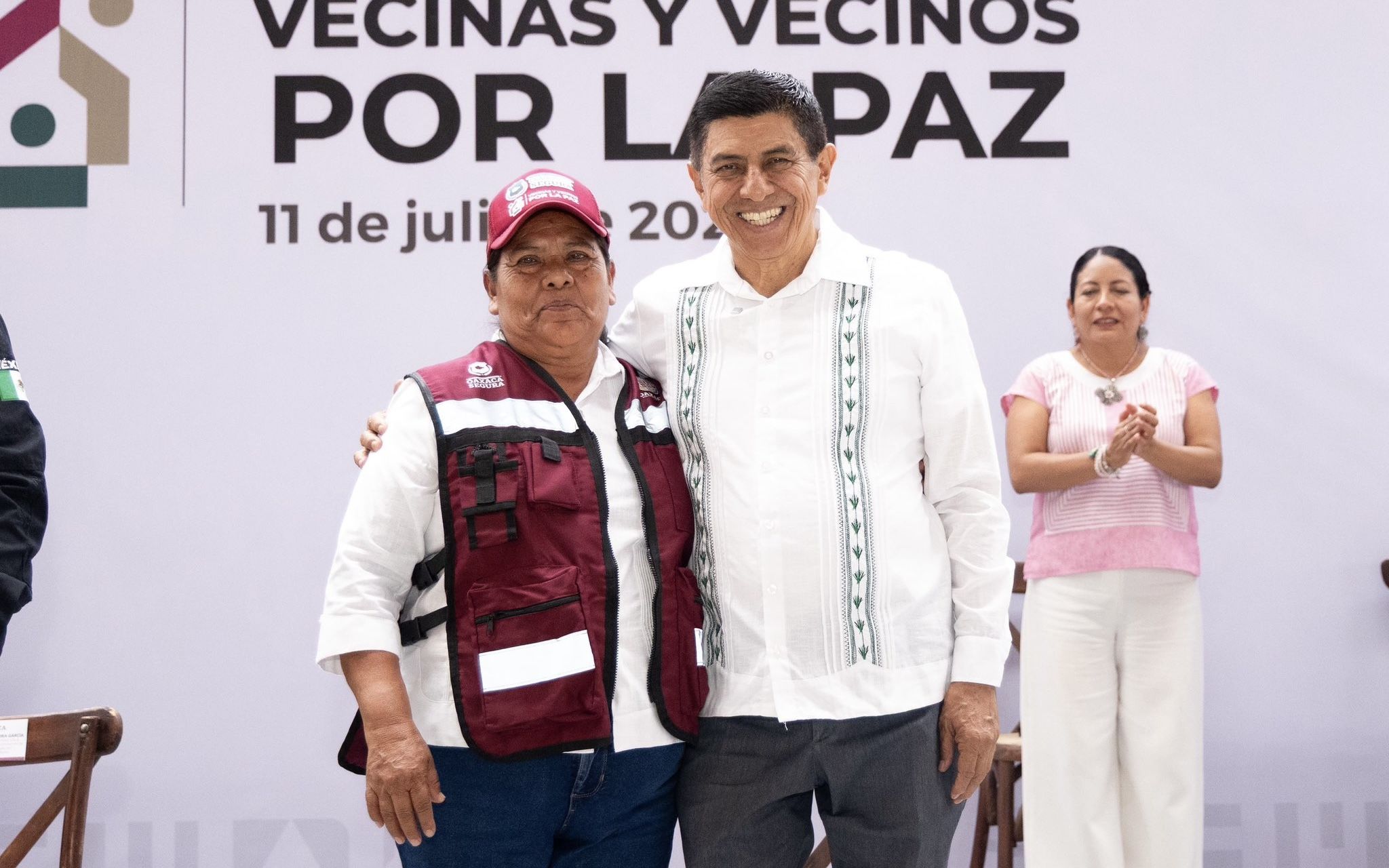 El gobernador Salomón Jara toma protesta en Oaxaca capital a Comités de Vecinos y Vecinas por La Paz