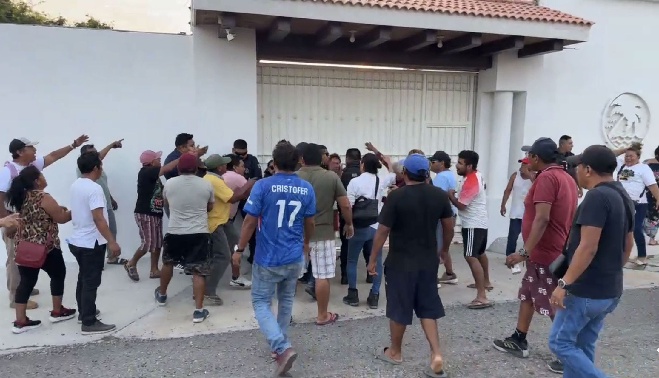 Vandalizan casa del presidente municipal de Salina Cruz tras ataque a la agente municipal de Salinas del Marqués Vandalizan casa del presidente municipal de Salina Cruz tras ataque a la agente municipal de Salinas del Marqués