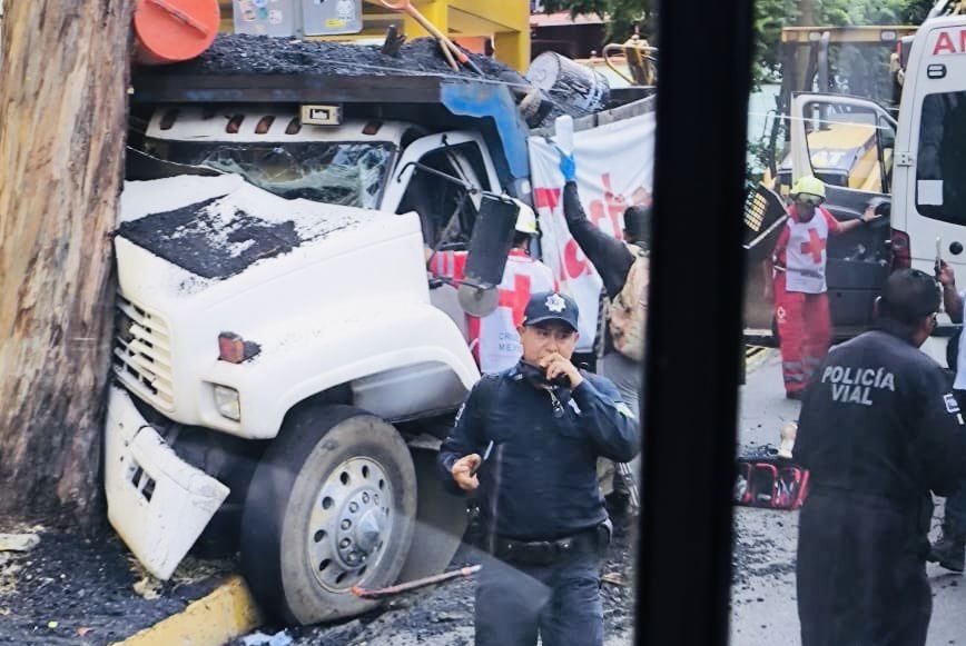 Volteo del programa “Tache al Bache” se impacta contra árbol en Calzada Héroes de Chapultepec; dos hombres prensados Volteo del programa “Tache al Bache” se impacta contra árbol en Calzada Héroes de Chapultepec; dos hombres prensados