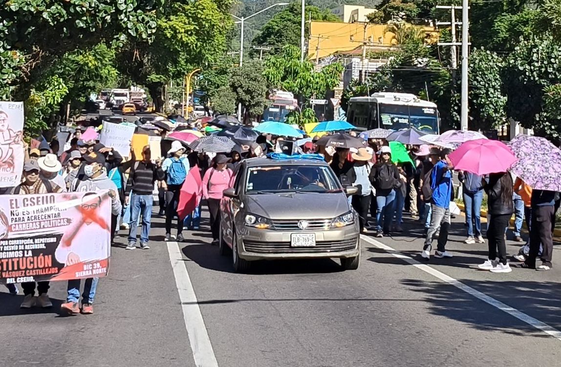 Maestros del CSEIIO marchan en Oaxaca capital; exigen la destitución de directivo por corrupción y violaciones laborales Maestros del CSEIIO marchan en Oaxaca capital; exigen la destitución de directivo por corrupción y violaciones laborales