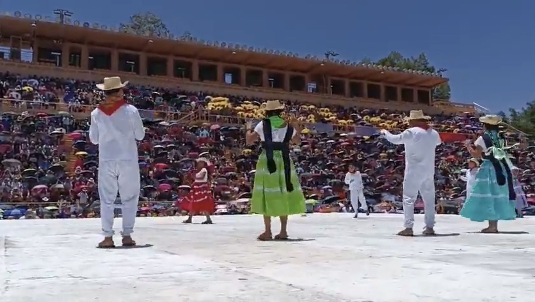 Sección XXII realiza su XIX Guelaguetza Magisterial y Popular en marco del 20 aniversario del movimiento de 2006 Sección XXII realiza su XIX Guelaguetza Magisterial y Popular en marco del 20 aniversario del movimiento de 2006