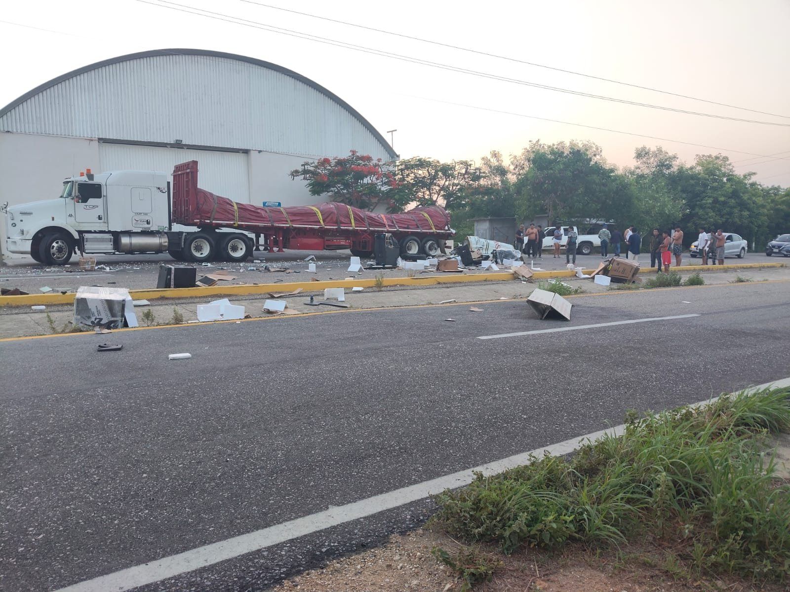 Se accidenta vehículo de la empresa de paquetería Tres Guerras en sobre la Carretera 200, cerca de Tonameca, Oaxaca Se accidenta vehículo de la empresa de paquetería Tres Guerras en sobre la Carretera 200, cerca de Tonameca, Oaxaca
