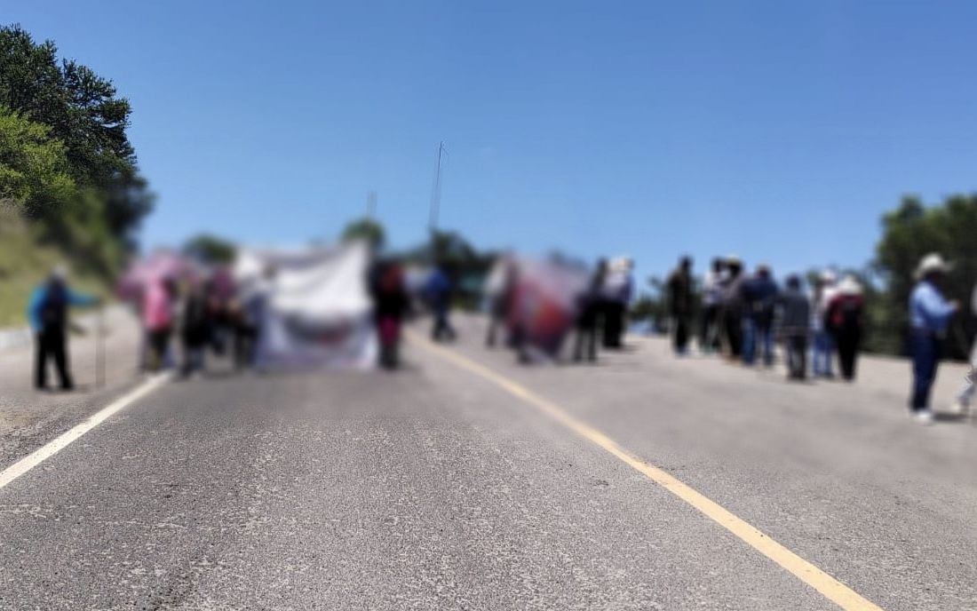 Bloqueo total en carretera Huajuapan-Oaxaca por manifestantes de la organización MAÍZ a la altura de El Molino Bloqueo total en carretera Huajuapan-Oaxaca por manifestantes de la organización MAÍZ a la altura de El Molino