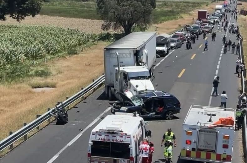 Cierre total en km 37 de la Cuacnopalan-Oaxaca por choque múltiple entre tractocamión y automóviles; reportan 16 heridos Cierre total en km 37 de la Cuacnopalan-Oaxaca por choque múltiple entre tractocamión y automóviles; reportan 16 heridos