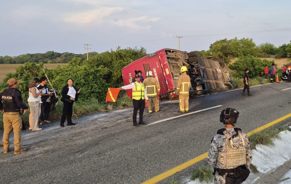 Volcadura de autobús turístico en El Tomatal deja una persona fallecida y seis lesionados en Colotepec, Oaxaca Volcadura de autobús turístico en El Tomatal deja una persona fallecida y seis lesionados en Colotepec, Oaxaca