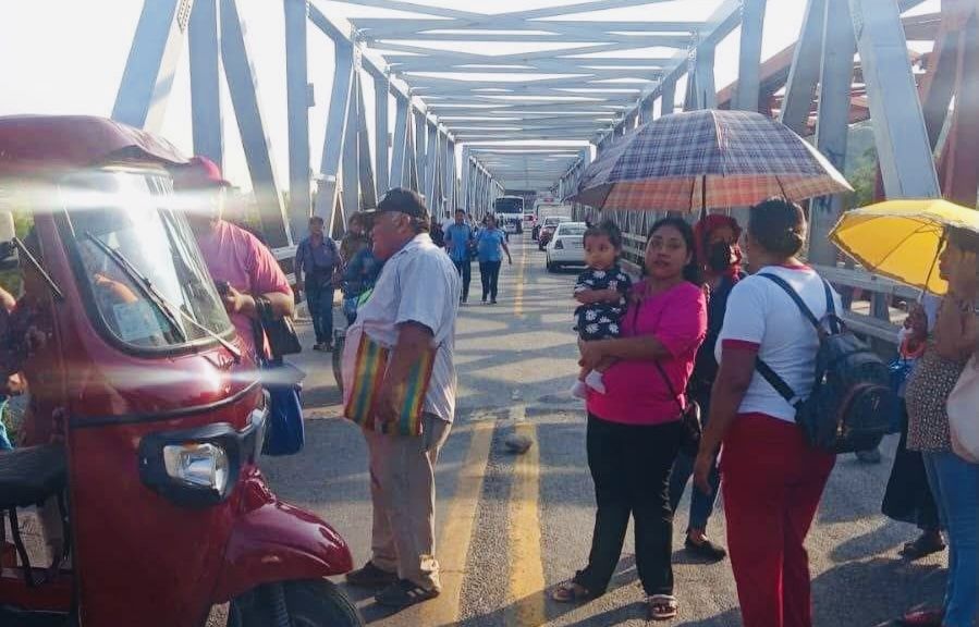 Vecinos reinstalan bloqueo en Puente de Fierro de Tehuantepec, en carretera 185, por falta de agua potable Vecinos reinstalan bloqueo en Puente de Fierro de Tehuantepec, en carretera 185, por falta de agua potable