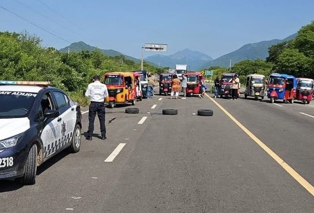 Mototaxistas bloquean la carretera Panamericana en el kilómetro 246 del puente Caracol en el entronque a Tehuantepec