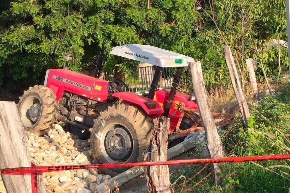 Muere conductor de tractor tras ser embestido por Urvan TUR en carretera 200, Bajos de Chila, #Oaxaca Muere conductor de tractor tras ser embestido por Urvan TUR en carretera 200, Bajos de Chila, #Oaxaca