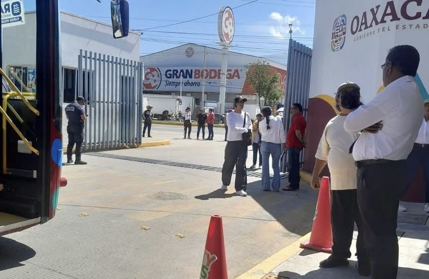 Vecinos de La Joya bloquean estación Viguera del BinniBus por drenaje dañado y promesas incumplidas Vecinos de La Joya bloquean estación Viguera del BinniBus por drenaje dañado y promesas incumplidas
