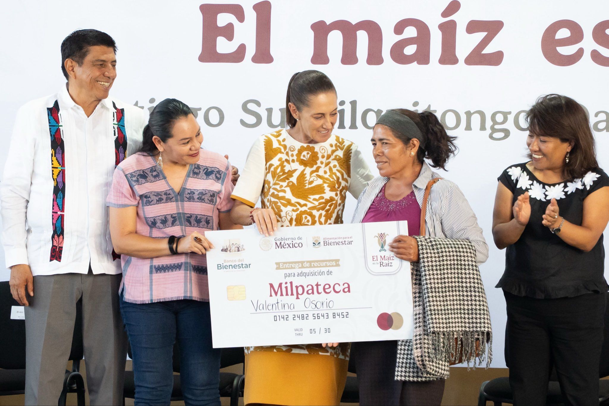 Sheinbaum encabeza en Suchilquitongo primera entrega de apoyos del programa El Maíz es la Raíz Sheinbaum encabeza en Suchilquitongo primera entrega de apoyos del programa El Maíz es la Raíz