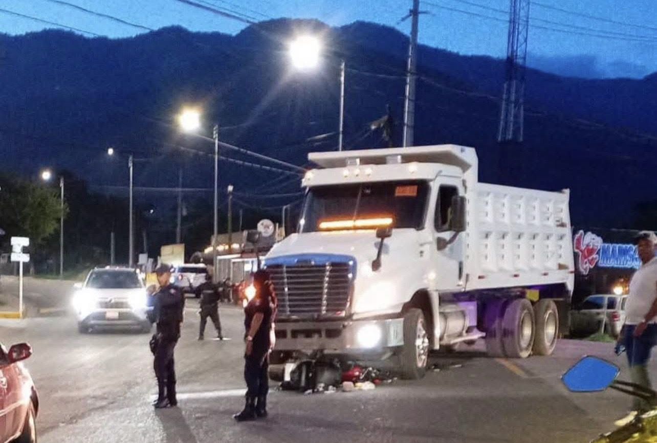 Muere motociclista atropellado por un camión materialista en la desviación a Huayápam, en Oaxaca Muere motociclista atropellado por un camión materialista en la desviación a Huayápam, en Oaxaca