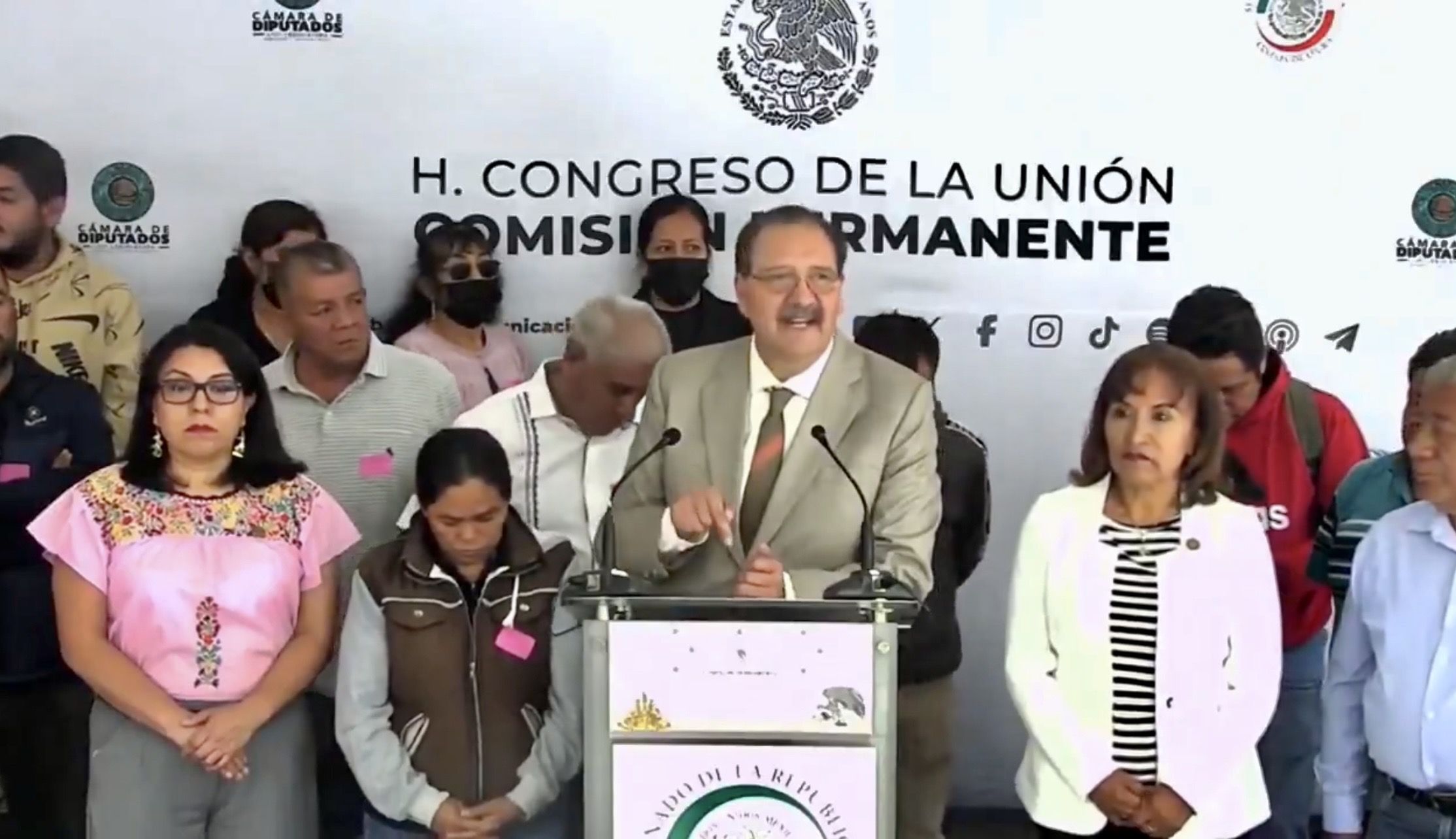 Diputados del PT y taxistas rechazan el actual reordenamiento del transporte público implementado en Oaxaca