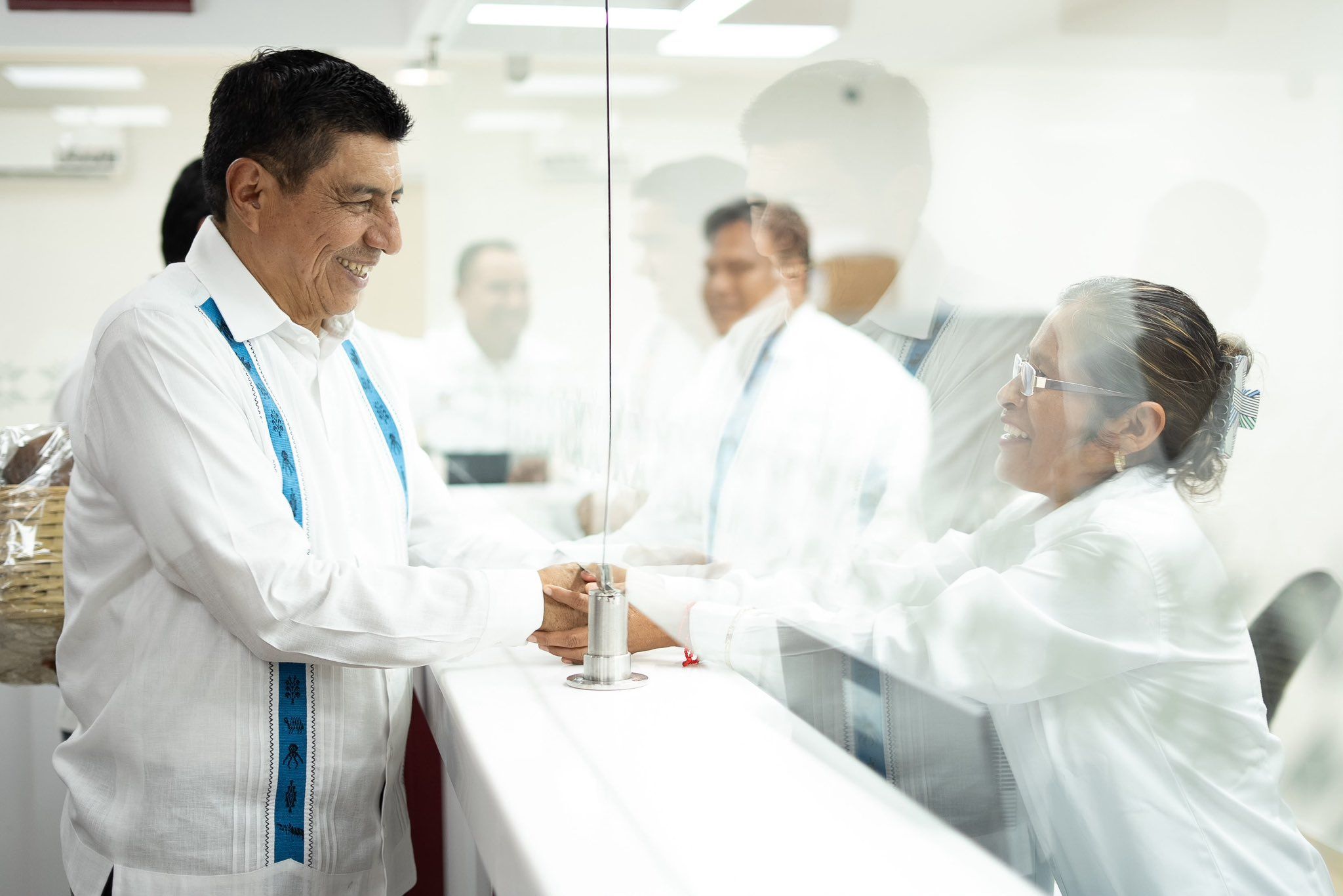 El gobernador Salomón Jara Cruz entrega apoyos al campo en municipios de la región de la Costa
