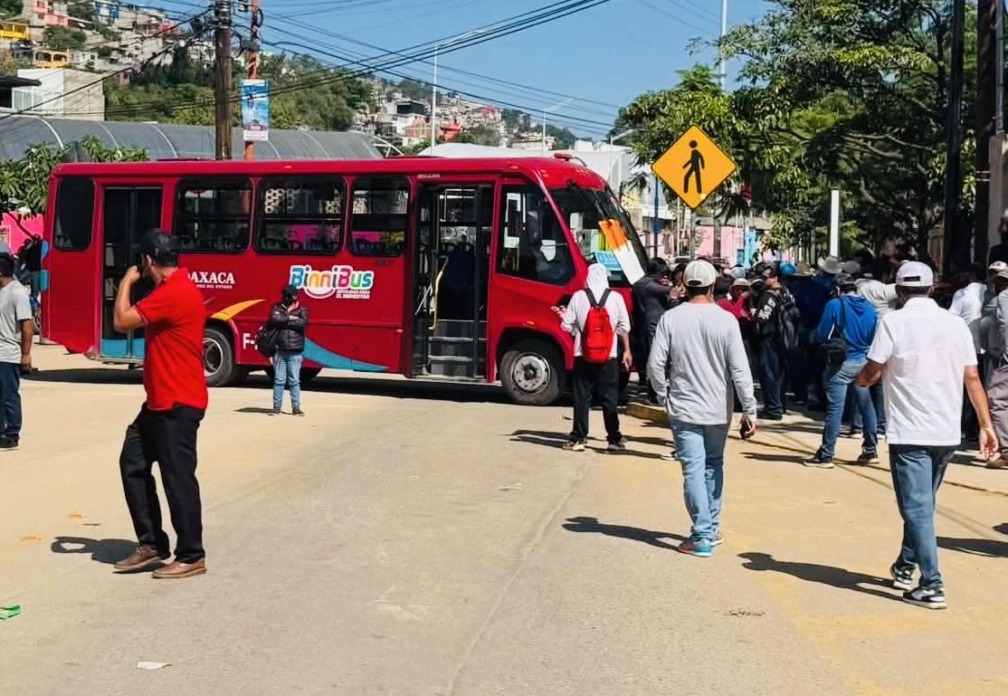 Taxistas foráneos marchan en Oaxaca contra cobro de piso impuesto por sindicato ASAEO; acusan a Noé Jara
