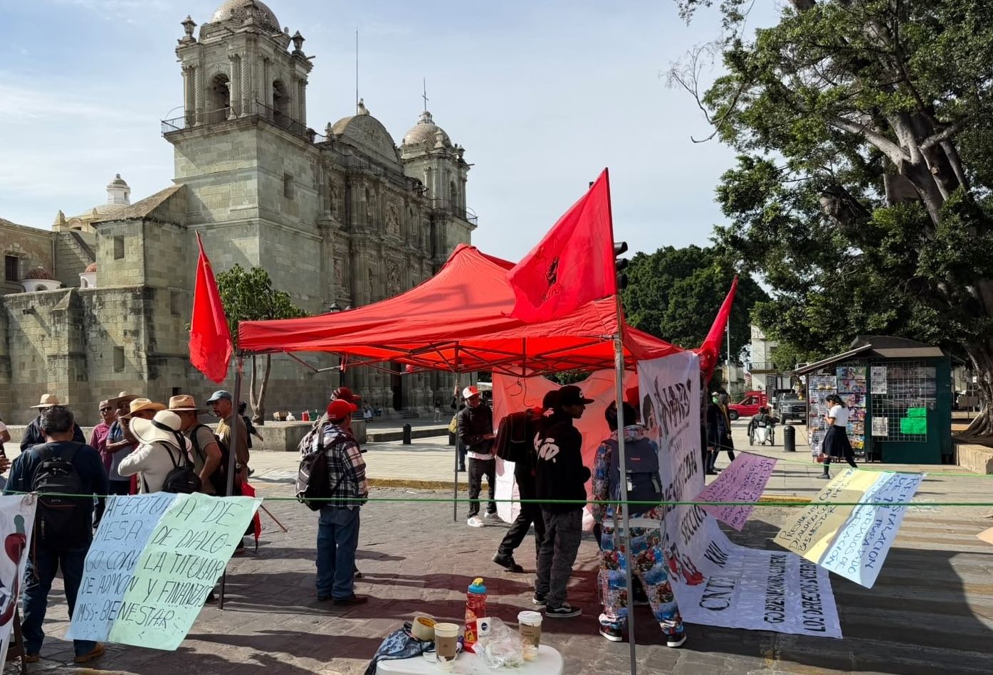 Trabajadores de salud bloquean Independencia y García Vigil; exigen respuesta del IMSS-Bienestar Trabajadores de salud bloquean Independencia y García Vigil; exigen respuesta del IMSS-Bienestar