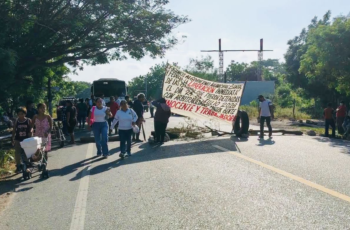 Dos bloqueos en Transístmica interrumpen el paso entre Juchitán y Tehuantepec Dos bloqueos en Transístmica interrumpen el paso entre Juchitán y Tehuantepec