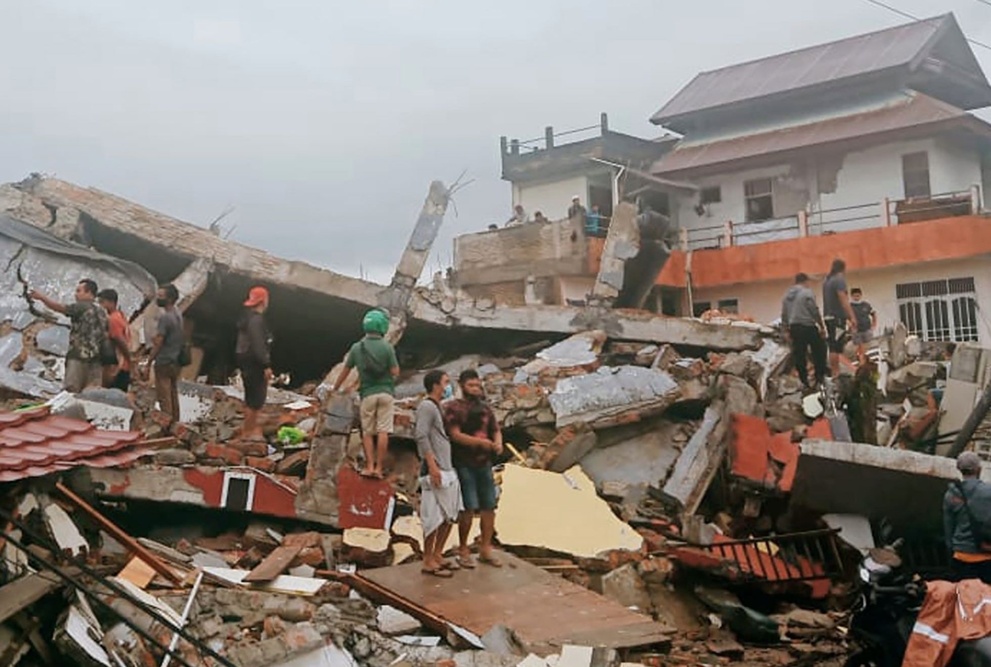 Terremoto de magnitud 7.7 sacude región de Flores en Indonesia y activa alerta de tsunami Terremoto de magnitud 7.7 sacude región de Flores en Indonesia y activa alerta de tsunami