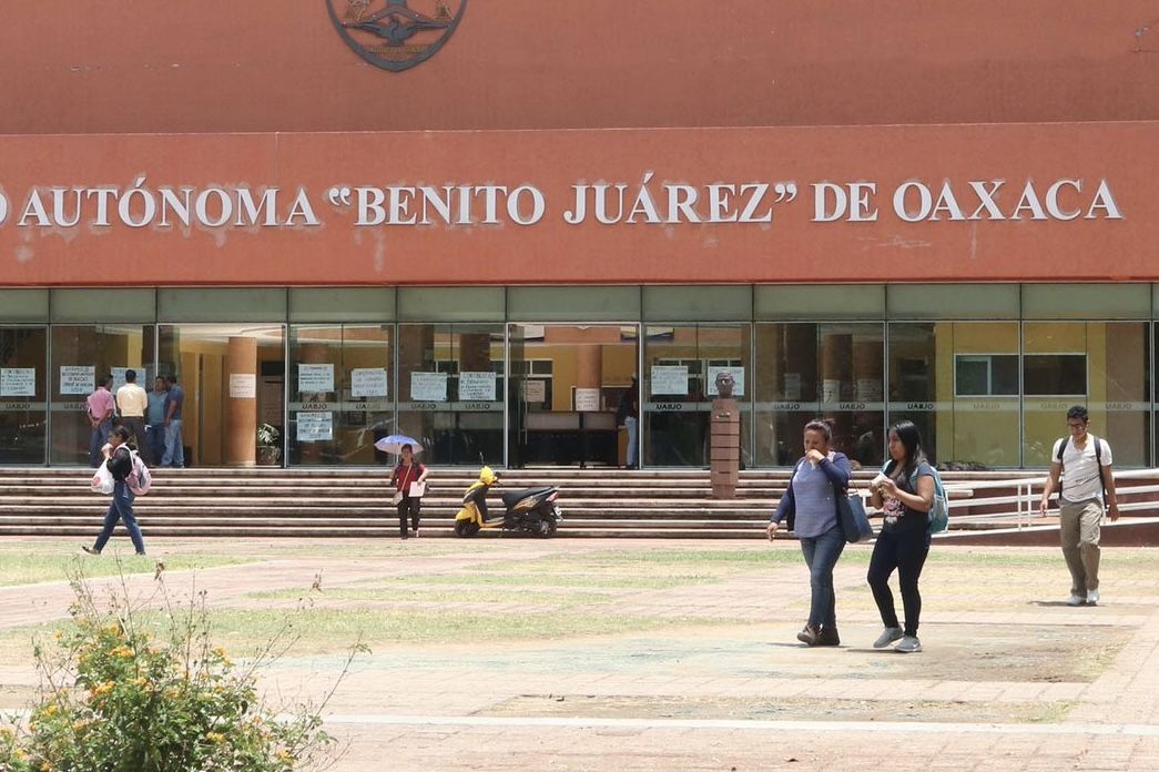 Trabajadoras del STEUABJO toman rectoría de la UABJO; acusan promesas incumplidas de Farid Acevedo