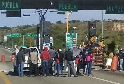Presuntos estudiantes de escuelas normales toman la caseta de Huitzo, en Oaxaca, y cobran cuota voluntaria a conductores Presuntos estudiantes de escuelas normales toman la caseta de Huitzo, en Oaxaca, y cobran cuota voluntaria a conductores