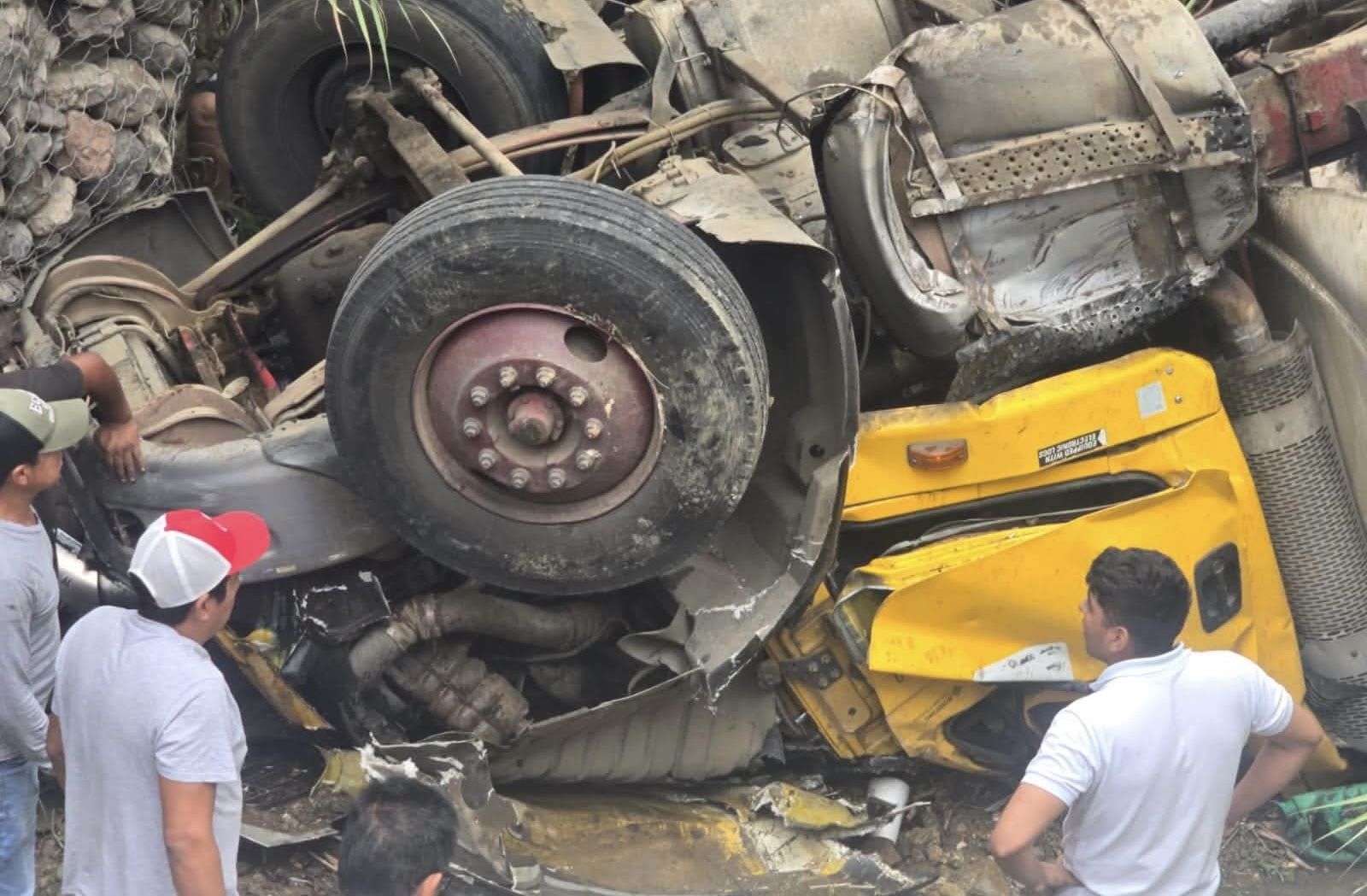 Una pipa sin frenos se sale de calle en Donají, impacta un triciclo y cae a un arroyo en Oaxaca capital Una pipa sin frenos se sale de calle en Donají, impacta un triciclo y cae a un arroyo en Oaxaca capital