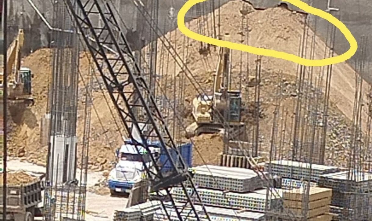 Colapsa barda de Plaza Parque Oaxaca y hunde la calle Eucaliptos; vecinos lo habían advertido al Ayuntamiento Colapsa barda de Plaza Parque Oaxaca y hunde la calle Eucaliptos; vecinos lo habían advertido al Ayuntamiento
