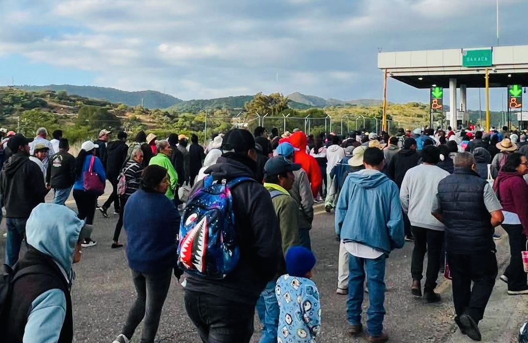 Pobladores de San Pablo Huitzo toman la caseta Oaxaca-Cuacnopalan; exigen frenar contaminación en la zona