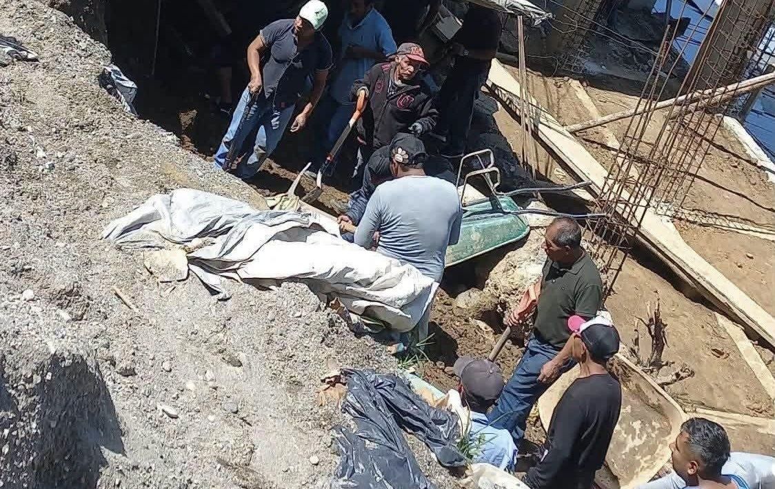 Rescatan con vida a dos albañiles sepultados por desprendimiento de tierra en Cerro Clarín, Huautla, Oaxaca Rescatan con vida a dos albañiles sepultados por desprendimiento de tierra en Cerro Clarín, Huautla, Oaxaca