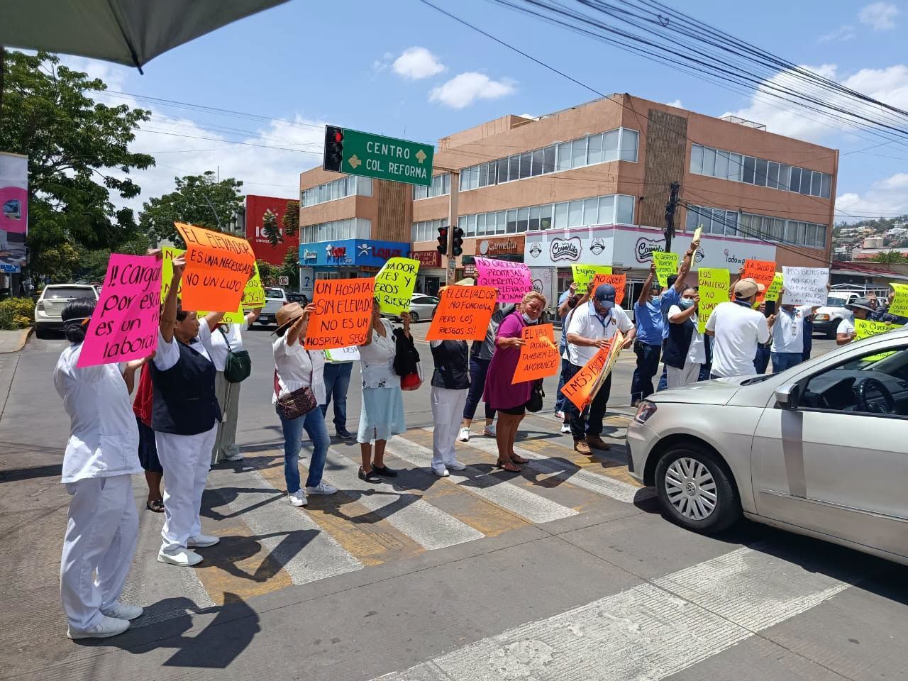 Médicos y camilleros del Hospital Civil de Oaxaca de Juárez protestan en Calzada por elevadores sin servicio Médicos y camilleros del Hospital Civil de Oaxaca de Juárez protestan en Calzada por elevadores sin servicio