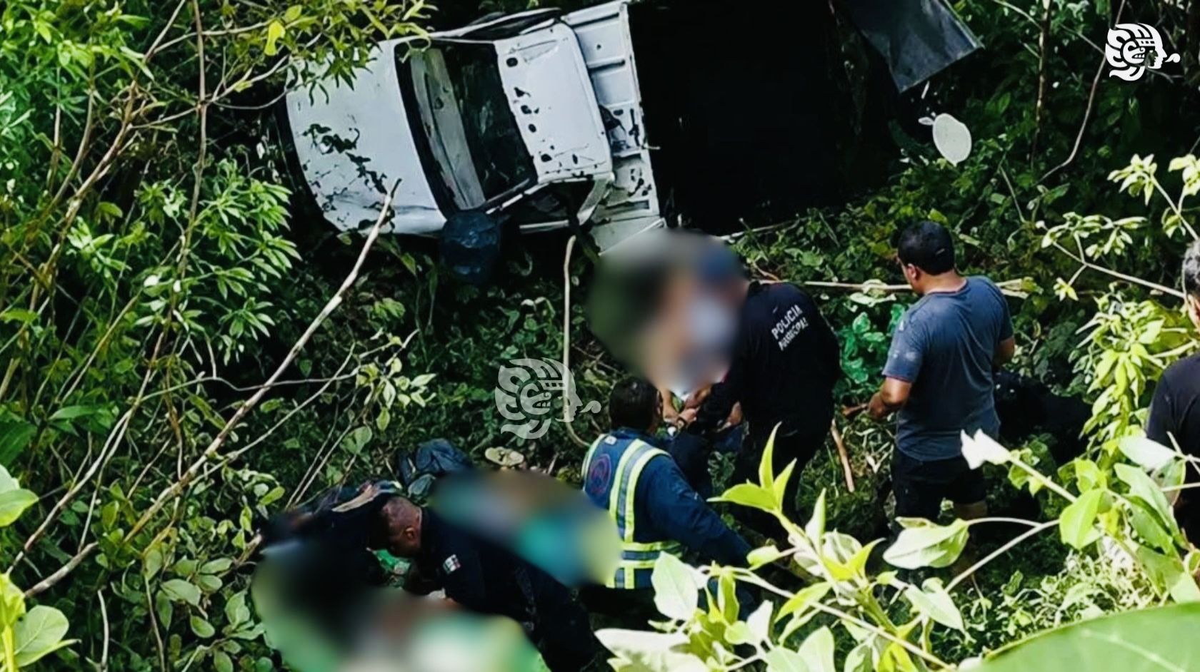 Mueren dos veracruzanos y ocho resultan lesionados tras caer camioneta a barranco en carretera federal Oaxaca-Tuxtepec Mueren dos veracruzanos y ocho resultan lesionados tras caer camioneta a barranco en carretera federal Oaxaca-Tuxtepec