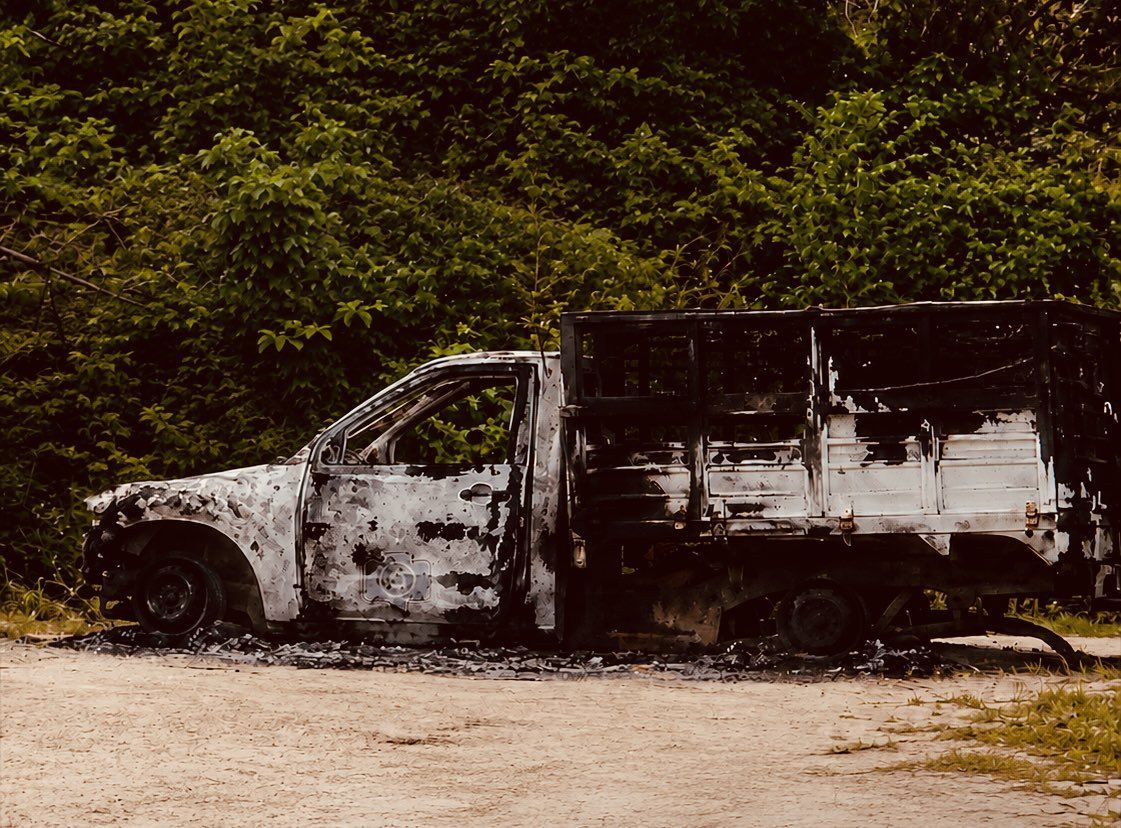 Hallan calcinado a ganadero dentro de una camioneta Nissan en camino rural de Pinotepa Nacional, en la costa de Oaxaca Hallan calcinado a ganadero dentro de una camioneta Nissan en camino rural de Pinotepa Nacional, en la costa de Oaxaca