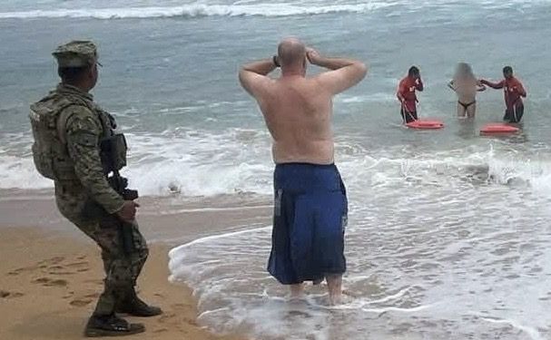 Turista ignora bandera roja en Zipolite y es rescatada por Marina; desobediencia casi provoca tragedia mortal Turista ignora bandera roja en Zipolite y es rescatada por Marina; desobediencia casi provoca tragedia mortal