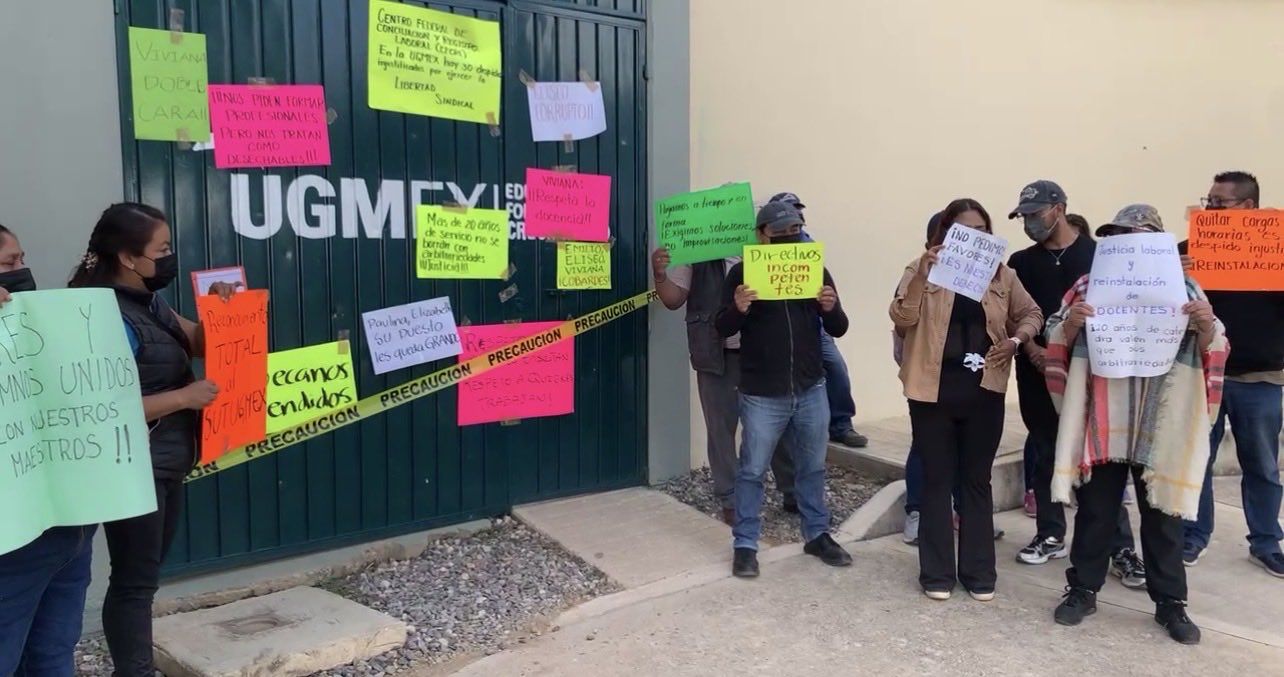 Más de 30 docentes de la Universidad del Golfo en Oaxaca protestan en Santa Rosa Panzacola; exigen indemnizaciones Más de 30 docentes de la Universidad del Golfo en Oaxaca protestan en Santa Rosa Panzacola; exigen indemnizaciones