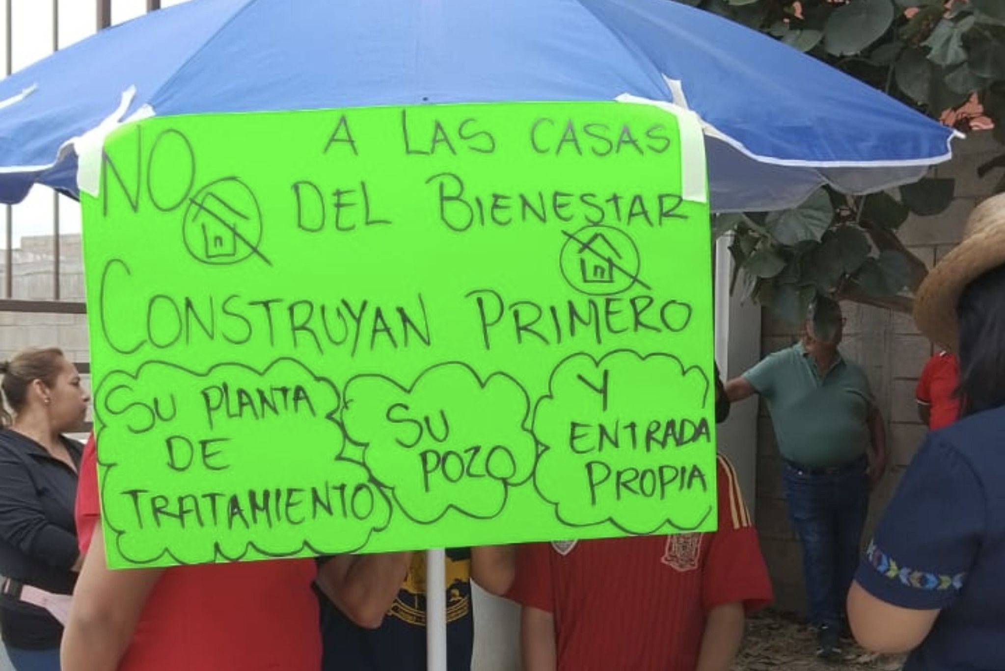 Vecinos de Alfareros y Santa María bloquean drenaje en Atzompa, Oaxaca; rechazan conexión de 208 nuevas viviendas Vecinos de Alfareros y Santa María bloquean drenaje en Atzompa, Oaxaca; rechazan conexión de 208 nuevas viviendas