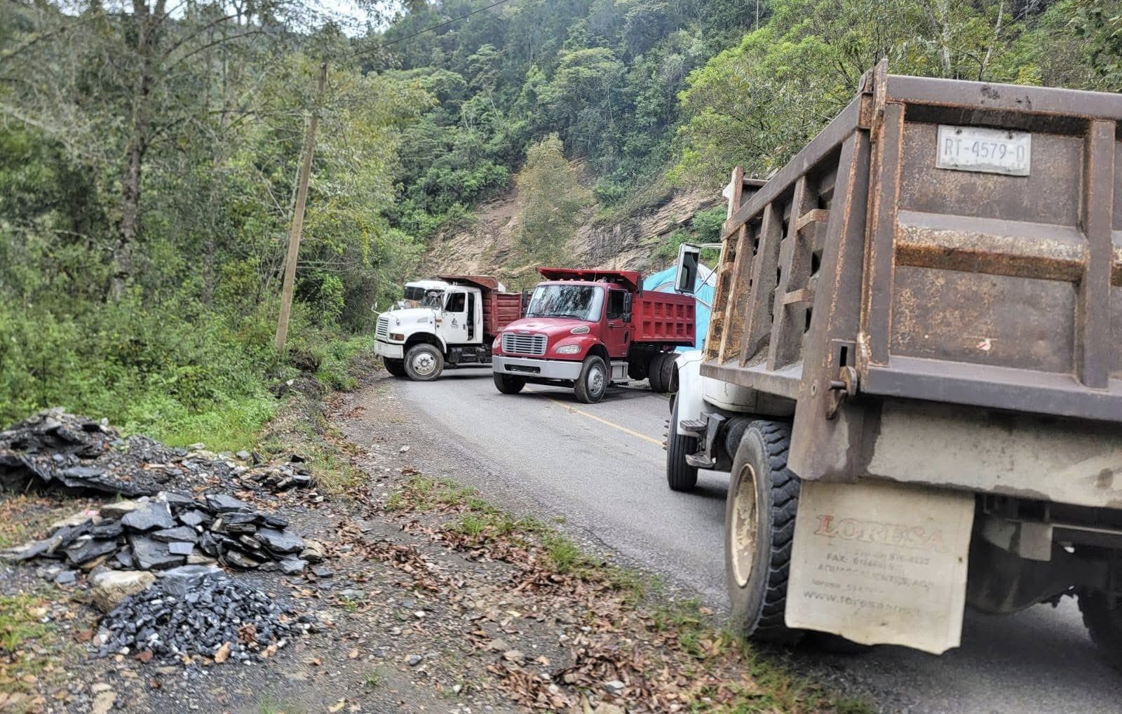 Camioneros de la Sierra Mazateca bloquean carretera Huautla-Teotitlán y exigen mesa de diálogo con la Sego Camioneros de la Sierra Mazateca bloquean carretera Huautla-Teotitlán y exigen mesa de diálogo con la Sego