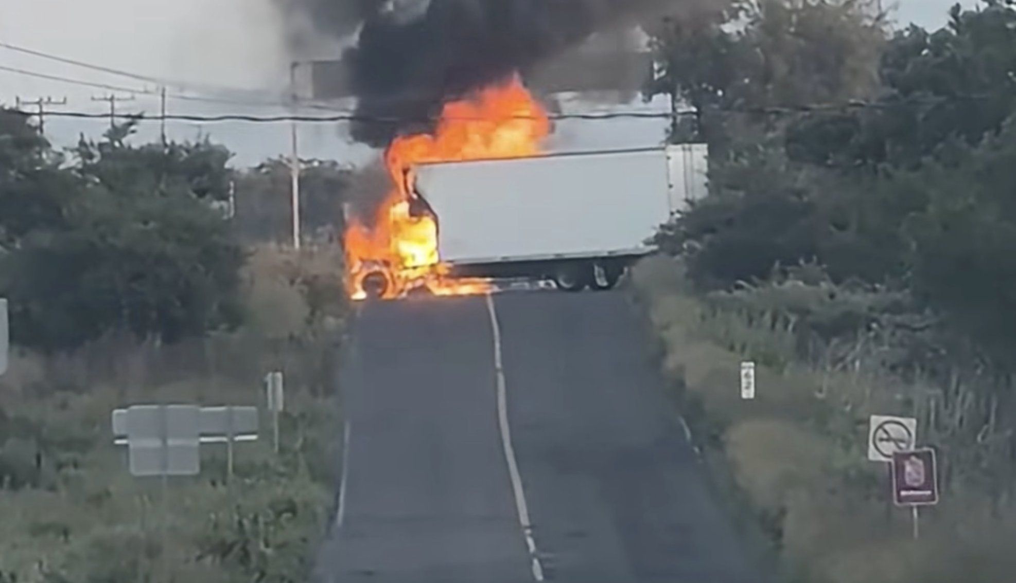 Michoacán amanece con balaceras y bloqueos de carreteras con vehículos en llamas en Zamora, Tangancícuaro y Purépero Michoacán amanece con balaceras y bloqueos de carreteras con vehículos en llamas en Zamora, Tangancícuaro y Purépero